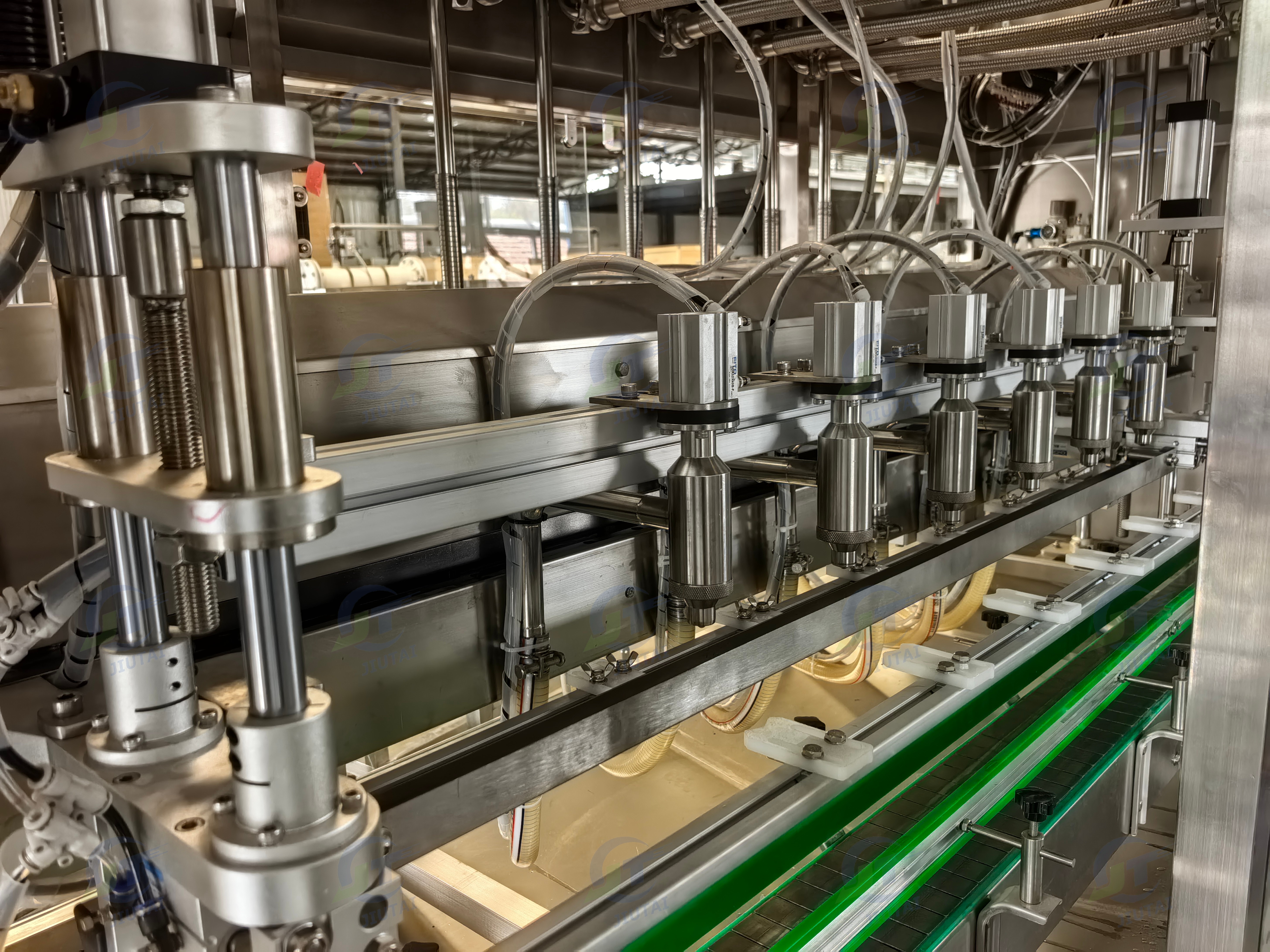Multi-head Servo Motor Digital Automatic Viscous Liquid Tracking Type Filling Machine for Car Lubricants Bottle 500ml 1000ml