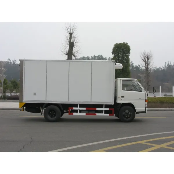 China Truck 5 Tons Small Refrigerator Box Truck Light Freezer Refrigerated Truck