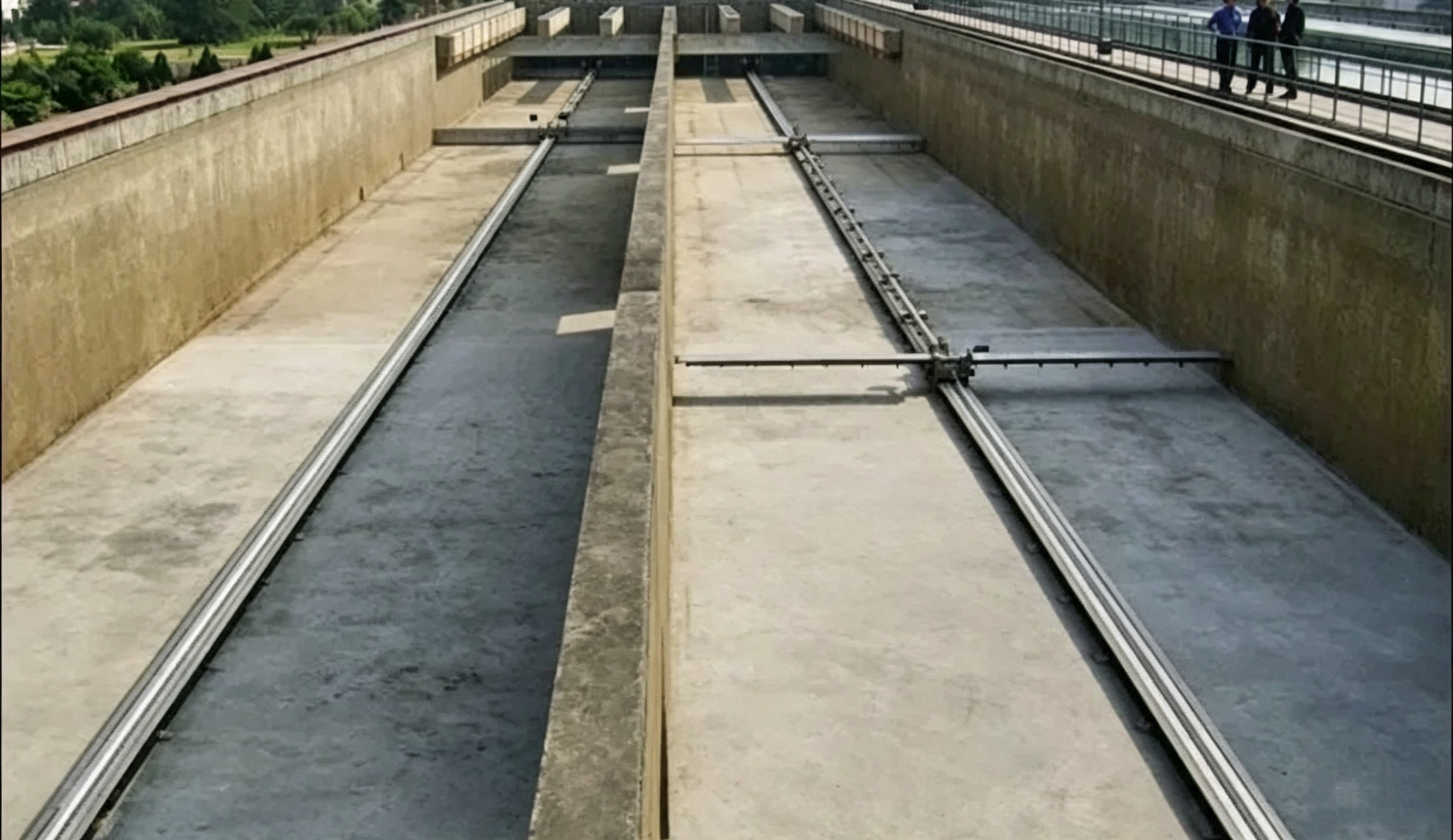 Monorail Sludge Scraper with High Sludge Concentration Adaptability and Compact Structure for Rectangular Horizontal Flow Sedimentation Tanks
