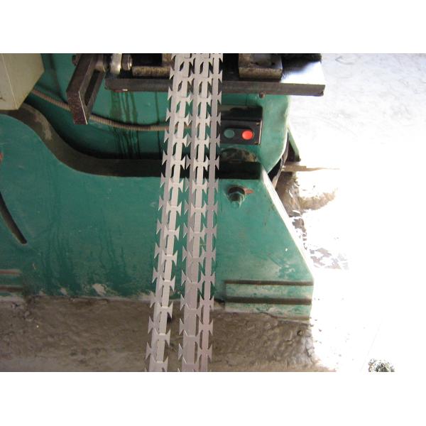 Automatic Concertina 9 Strips Razor Barbed Wire Machine , Expanded Mesh Machine