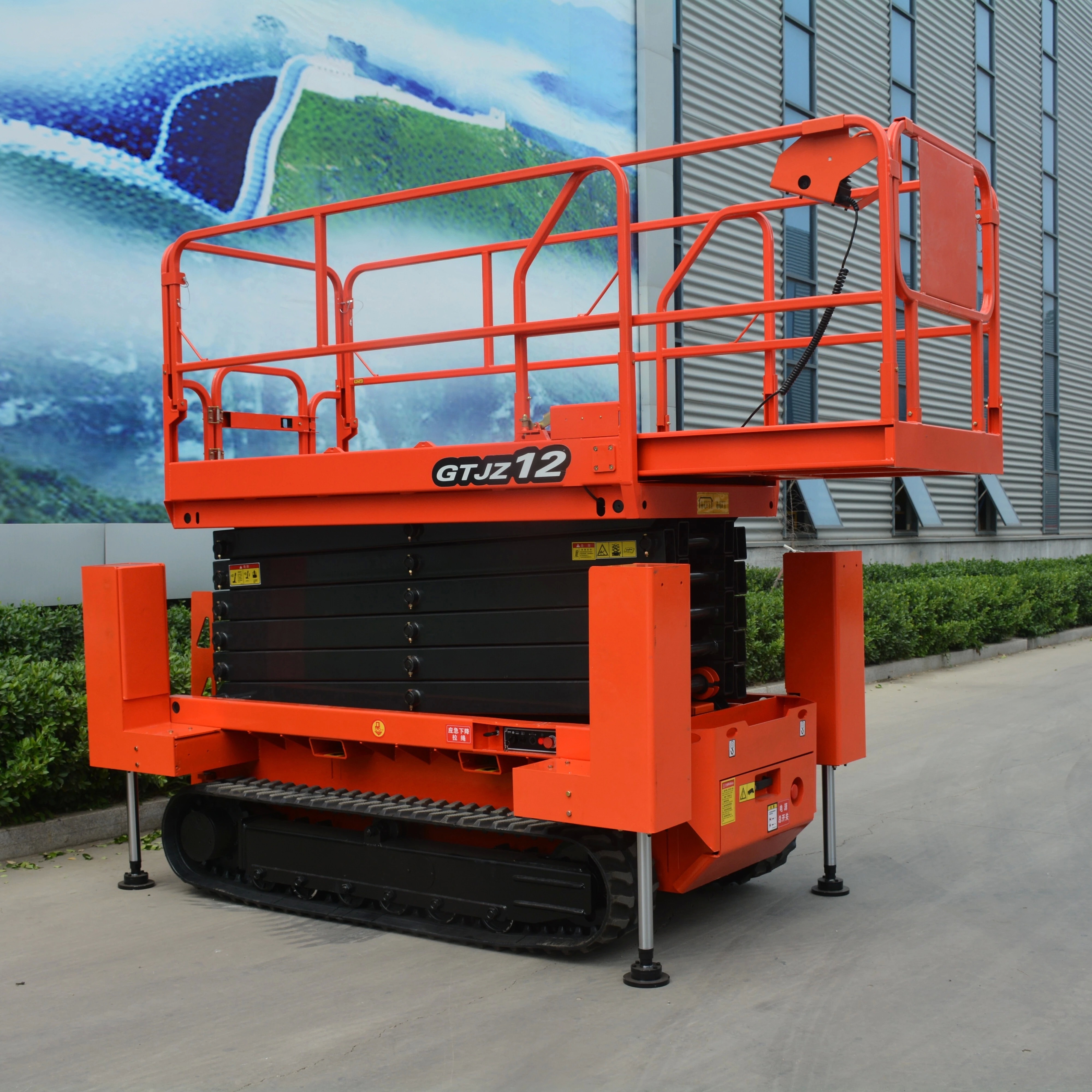 Customizable Crawler Scissor Lift Self Propelled With Outrigger For Construction Sites