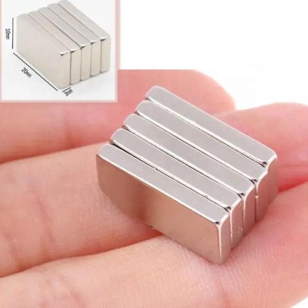 Rectangular Thin Magnet 20x10x3mm 3.3kg Force for Max Working Temperature 80 Centigrade