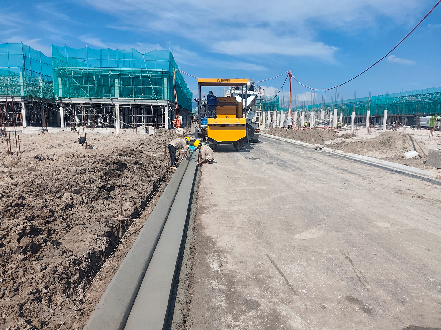 Versatile Hydraulic Slipform Concrete Paving Machine Compatible with Different Concrete Types and Pavement Styles