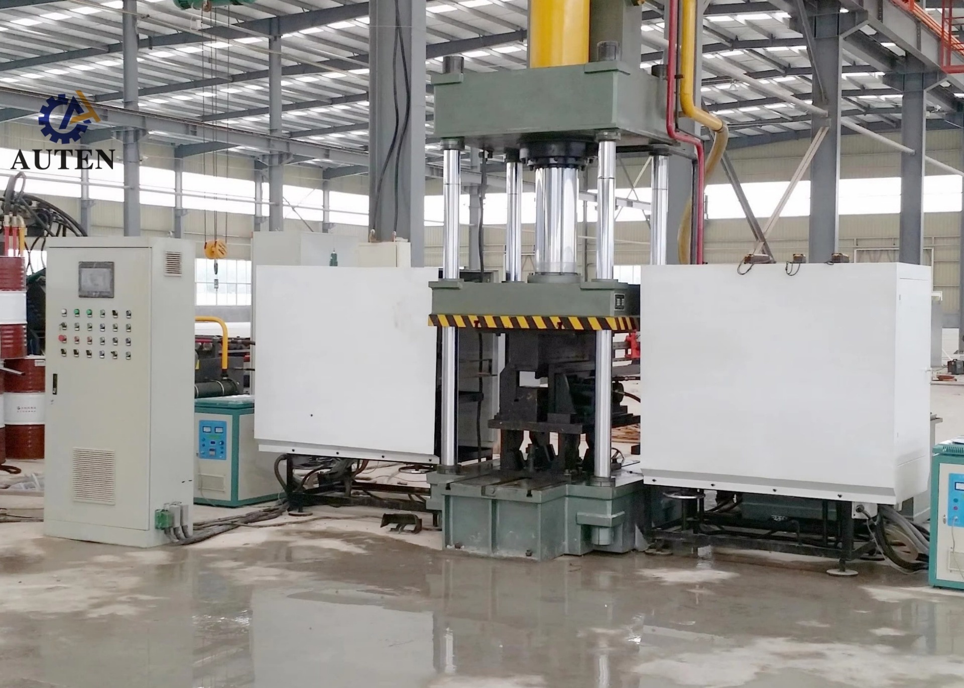 Model HQ250-700 CNC Angle Heating Bending Machine 1600KN Oil Tank Pressure