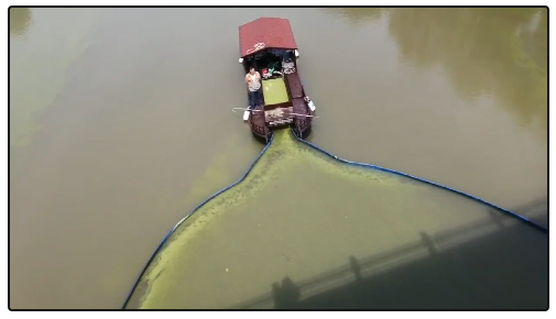 Floating Oil Skimmer Cyanobacteria Cleanup Ship