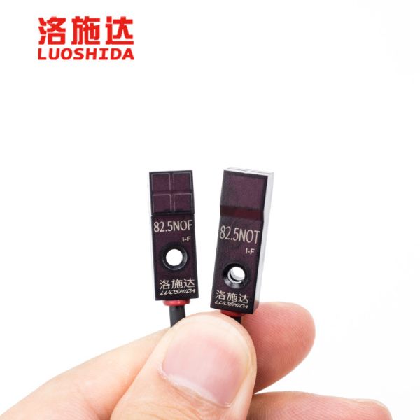 Q8 Series Square Inductive Proximity Sensor Non-Flush Mounting 2.5mm Detection Distance IP67 Protection DC 10-30V NPN/PNP Output