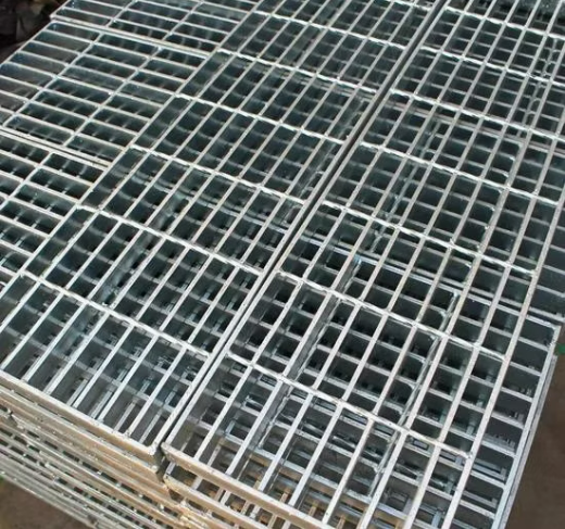 Industrial application of steel grating walkway in construction environment