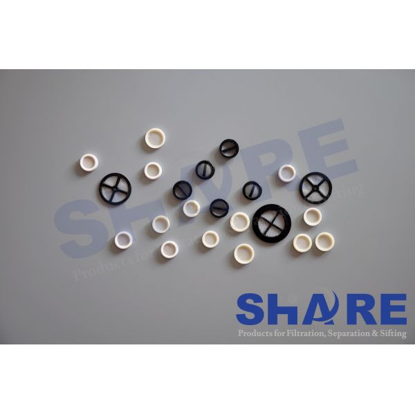 Molded Filtration Devices With Integrated Mesh Inserts