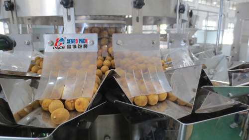 Strawberry weighing and plastic box packing machine with label machine