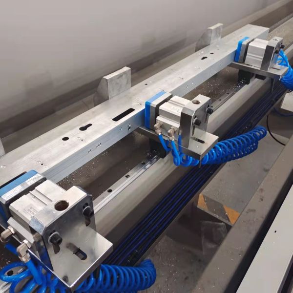 3000mm 3200mm Double Head Spindle Drilling Machine CNC Punching Machine For Aluminium PVC Window Door Making