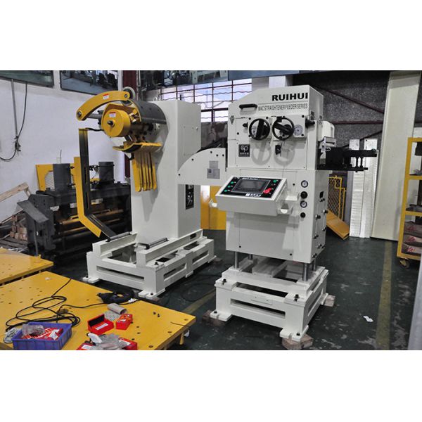 Clip Type Automatic Press Feeding Equipment High Punching Precision Smooth Feeding