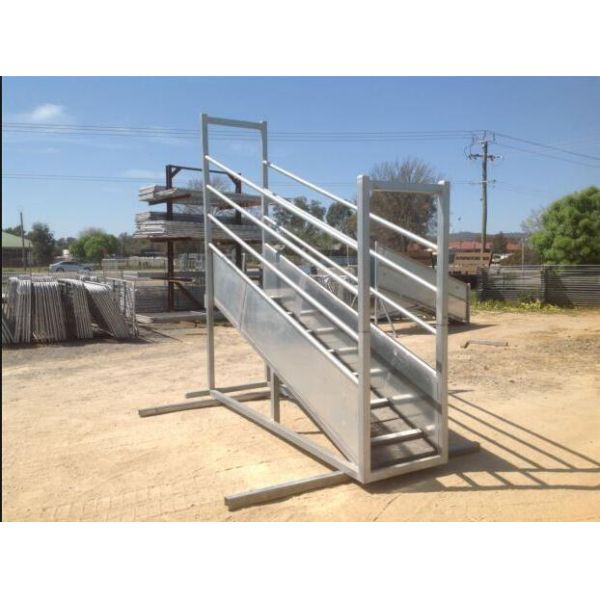 Portable sheep cattle loading ramp livestock ramp