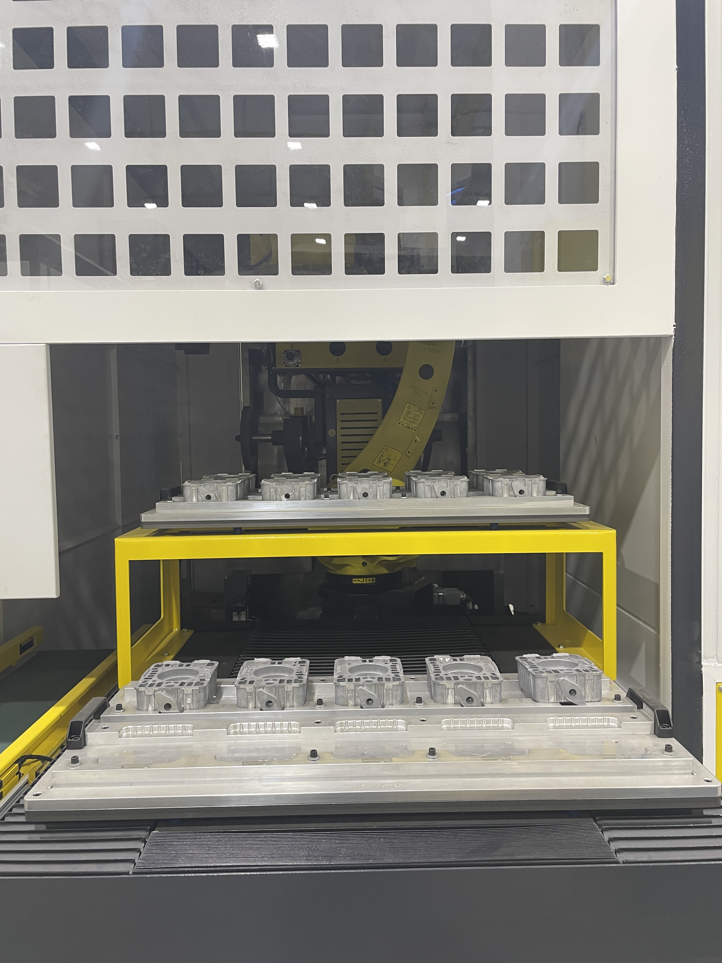 Vehicle Component Processing Robotic Grinding And Polishing Machine For Metal Parts