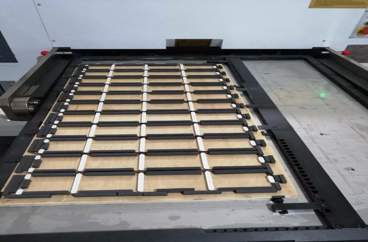 Cardboard / Corrugated Semi Automatic Die Cutting Machine Precision 200 - 2000gsm